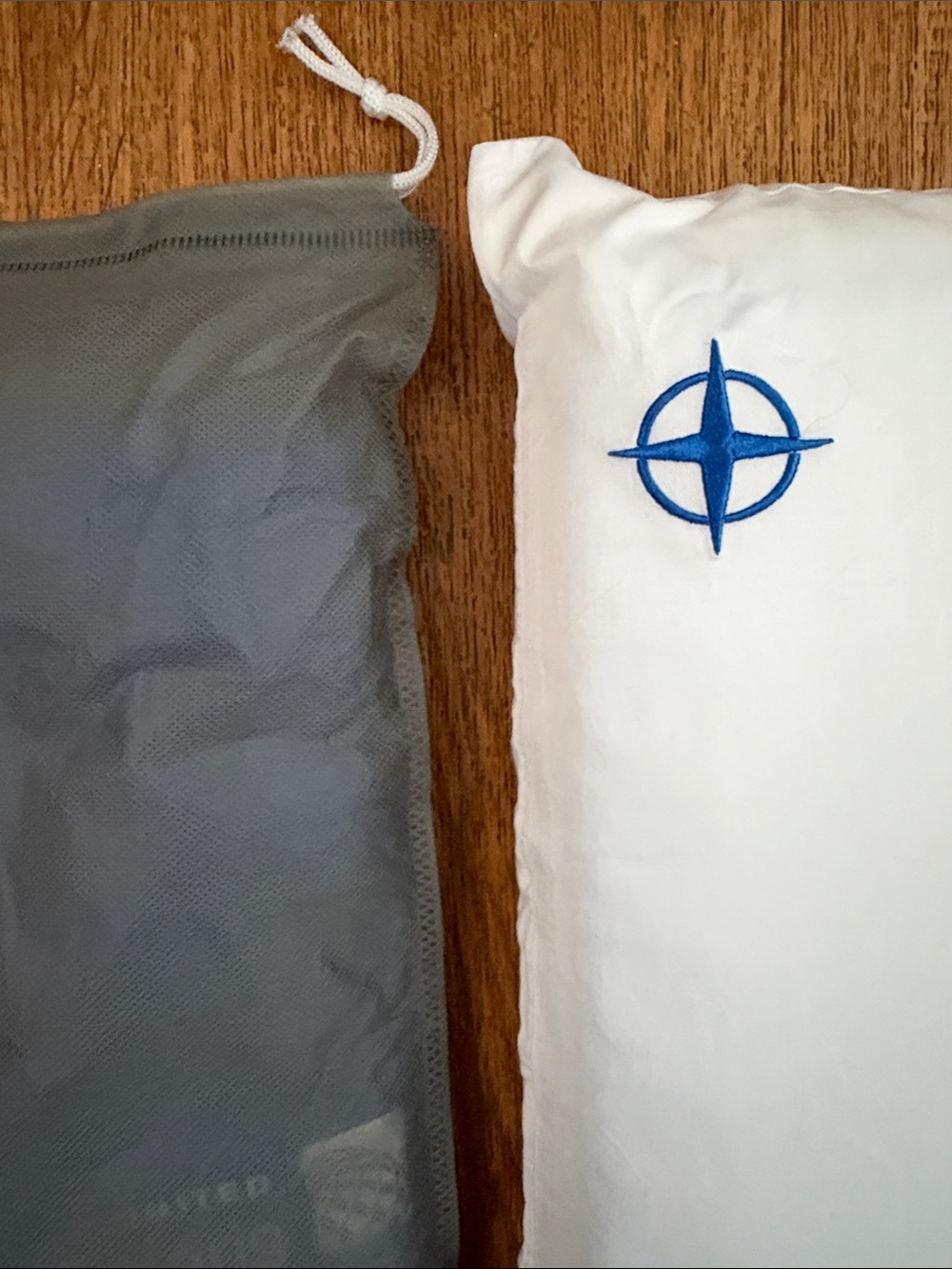UNITED AIRLINES MEMORY FOAM GEL PILLOW POLARIS PAJAMAS SET SHIRT PANTS BUSINESS - Picture 3 of 6